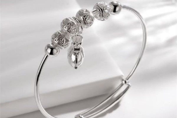 銀手鐲發(fā)黑怎么回事 銀手鐲可以用牙膏洗嗎 銀手鐲發(fā)黑怎么回事 銀手鐲可以用牙膏洗嗎