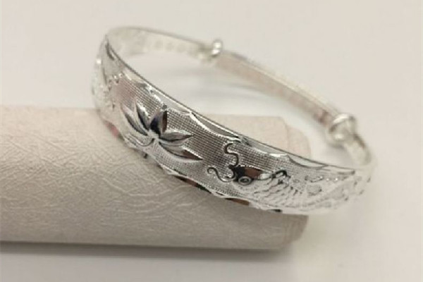 銀手鐲怎么辨別真假 銀手鐲會斷嗎 銀手鐲怎么辨別真假 銀手鐲會斷嗎