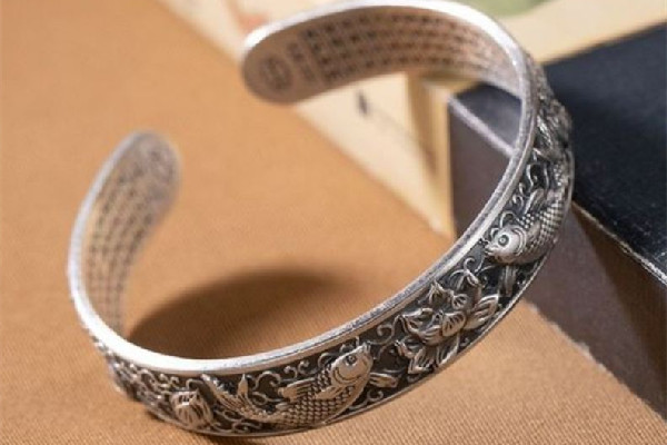 銀手鐲是開(kāi)口的好還是不開(kāi)口的好 銀手鐲買什么純度的好 銀手鐲是開(kāi)口的好還是不開(kāi)口的好 銀手鐲買什么純度的好