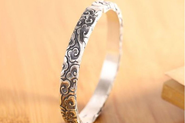 銀手鐲怎么辨別真假 銀手鐲會斷嗎 銀手鐲怎么辨別真假 銀手鐲會斷嗎