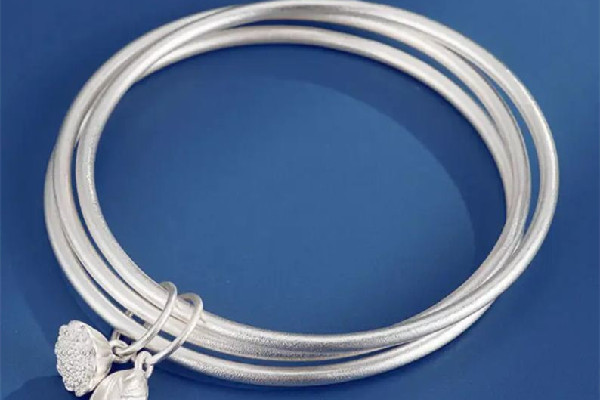 銀手鐲的戴法和講究 銀手鐲適合什么人戴 銀手鐲的戴法和講究 銀手鐲適合什么人戴