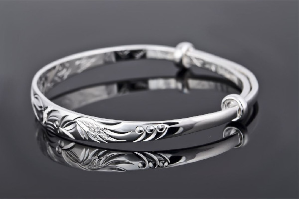 銀手鐲有劃痕正常嗎 銀手鐲有劃痕可以自己修復(fù)嗎 銀手鐲有劃痕正常嗎 銀手鐲有劃痕可以自己修復(fù)嗎