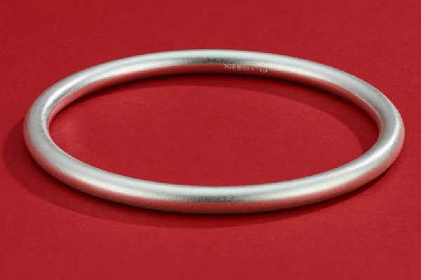 銀手鐲變形了怎么能變圓 銀手鐲變形了可以去店里恢復(fù)嗎 銀手鐲變形了怎么能變圓 銀手鐲變形了可以去店里恢復(fù)嗎