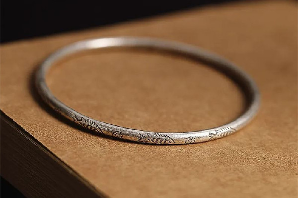 銀手鐲的鋼印是什么 銀手鐲是按克買還是一口價(jià) 銀手鐲的鋼印是什么 銀手鐲是按克買還是一口價(jià)