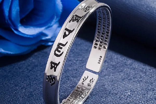 銀手鐲會(huì)越戴越亮嗎 銀手鐲戴時(shí)間久了會(huì)怎樣 銀手鐲會(huì)越戴越亮嗎 銀手鐲戴時(shí)間久了會(huì)怎樣