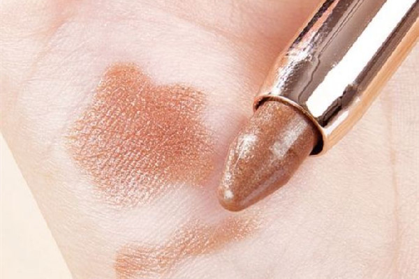 高光棒的正確使用方法 高光棒用什么抹開 高光棒的正確使用方法 高光棒用什么抹開