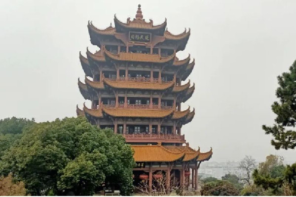 乘客出地鐵黃鶴樓站的統(tǒng)一姿勢(shì) 黃鶴樓有多少年的歷史 乘客出地鐵黃鶴樓站的統(tǒng)一姿勢(shì) 黃鶴樓有多少年的歷史