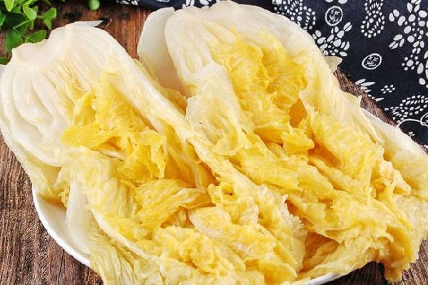 汕頭腌制廠工人用腳踩菜 酸菜用什么菜做的 汕頭腌制廠工人用腳踩菜 酸菜用什么菜做的