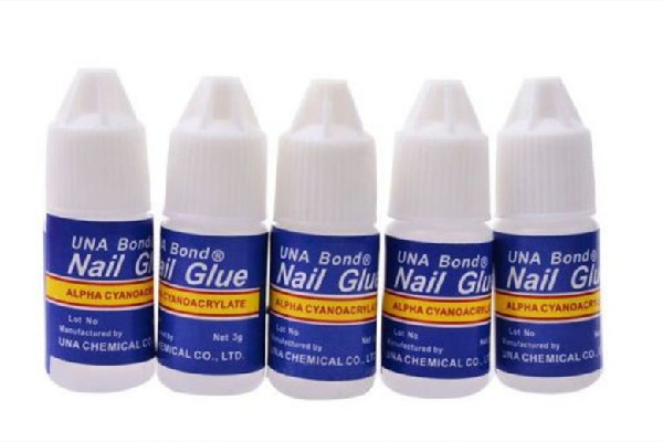 美甲膠水用什么可以去除掉 美甲膠水可以用熱水洗掉嗎 美甲膠水用什么可以去除掉 美甲膠水可以用熱水洗掉嗎