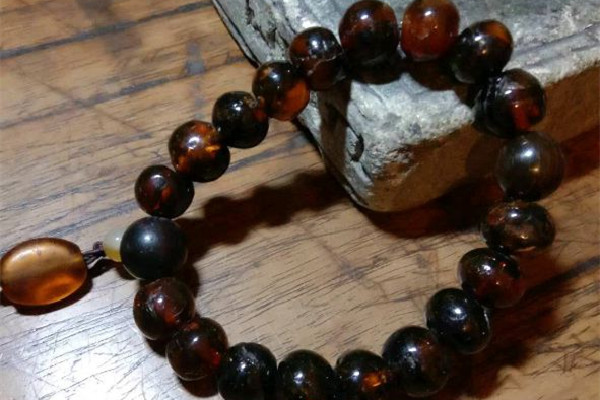 琥珀手串怎么盤玩和保養(yǎng) 琥珀手串盤玩粘手怎么回事 琥珀手串怎么盤玩和保養(yǎng) 琥珀手串盤玩粘手怎么回事