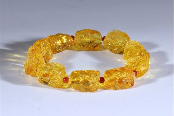 琥珀手串怎么辨別真假 琥珀手串怎么看好壞 琥珀手串怎么辨別真假 琥珀手串怎么看好壞