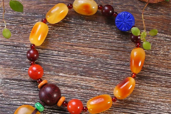 琥珀手串怎么盤玩和保養(yǎng) 琥珀手串盤玩粘手怎么回事 琥珀手串怎么盤玩和保養(yǎng) 琥珀手串盤玩粘手怎么回事