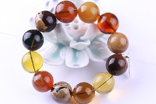 琥珀手串有香味嗎 琥珀手串什么味道 琥珀手串有香味嗎 琥珀手串什么味道