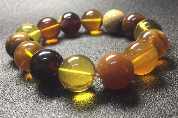 琥珀手串會(huì)變色嗎 琥珀手串會(huì)越戴越亮嗎 琥珀手串會(huì)變色嗎 琥珀手串會(huì)越戴越亮嗎