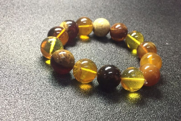 琥珀手串有裂紋怎么辦 琥珀手串有裂紋是假的嗎 琥珀手串有裂紋怎么辦 琥珀手串有裂紋是假的嗎