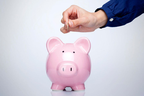 女生月薪8千花15稱存兩百萬退休 每個(gè)月存多少錢合適 女生月薪8千花15稱存兩百萬退休 每個(gè)月存多少錢合適