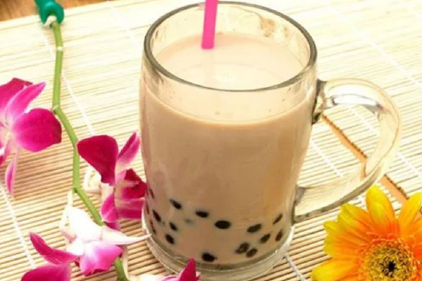 女生疑在奶茶中喝出10余顆玻璃珠 奶茶里的珍珠是用什么做的 女生疑在奶茶中喝出10余顆玻璃珠 奶茶里的珍珠是用什么做的