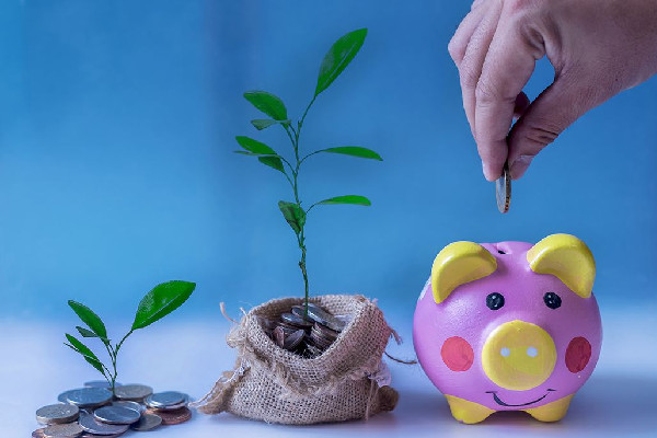 女生月薪8千花15稱存兩百萬退休 每個(gè)月存多少錢合適 女生月薪8千花15稱存兩百萬退休 每個(gè)月存多少錢合適