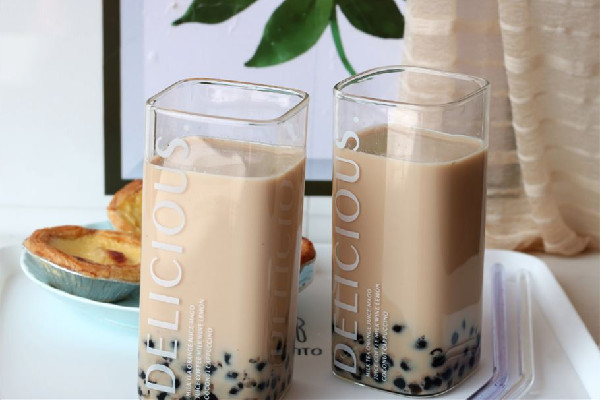 女生疑在奶茶中喝出10余顆玻璃珠 奶茶里的珍珠是用什么做的 女生疑在奶茶中喝出10余顆玻璃珠 奶茶里的珍珠是用什么做的