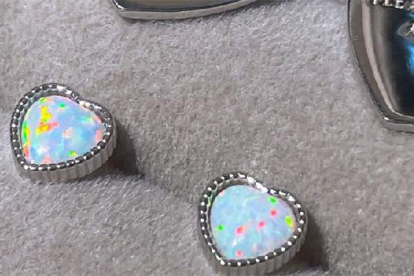 歐泊石的功效和作用 歐泊石的寓意 歐泊石的功效和作用 歐泊石的寓意