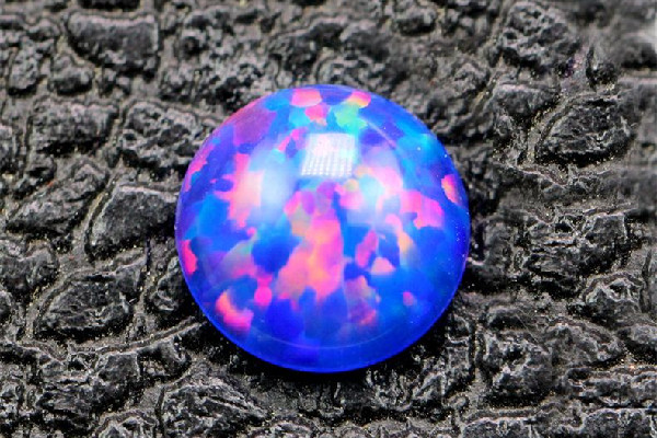 歐泊石怎么鑒別真假 歐泊石有人工合成的嗎 歐泊石怎么鑒別真假 歐泊石有人工合成的嗎