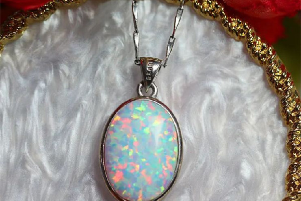 歐泊石戴久了會(huì)怎樣 歐泊石會(huì)退火彩嗎 歐泊石戴久了會(huì)怎樣 歐泊石會(huì)退火彩嗎