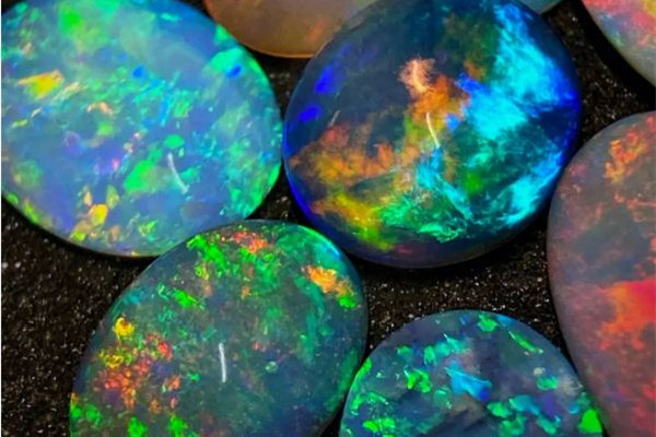 歐泊石的功效和作用 歐泊石的寓意 歐泊石的功效和作用 歐泊石的寓意