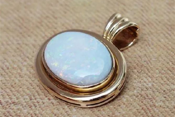 歐泊石戴久了會(huì)怎樣 歐泊石會(huì)退火彩嗎 歐泊石戴久了會(huì)怎樣 歐泊石會(huì)退火彩嗎