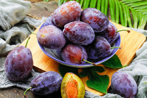 西梅吃多了會(huì)不會(huì)拉肚子 西梅吃多了有副作用嗎 西梅吃多了會(huì)不會(huì)拉肚子 西梅吃多了有副作用嗎