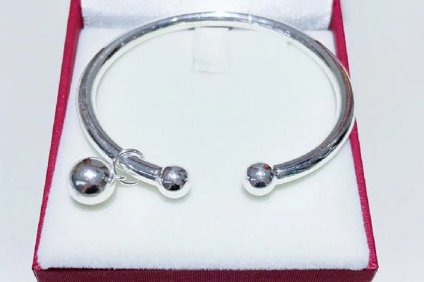 純銀手鏈變黑怎么清洗 純銀手鏈發(fā)黑是因?yàn)槭裁? alt=