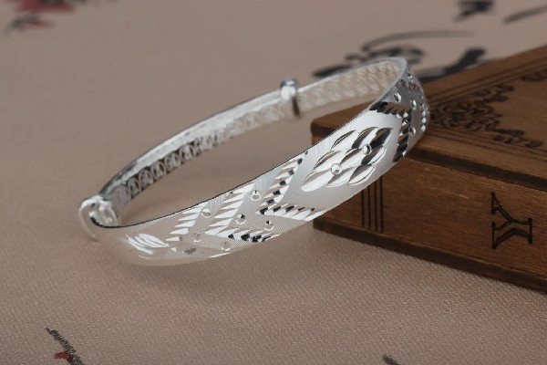 純銀手鏈對(duì)身體好嗎 純銀手鏈可以辟邪嗎 純銀手鏈對(duì)身體好嗎 純銀手鏈可以辟邪嗎