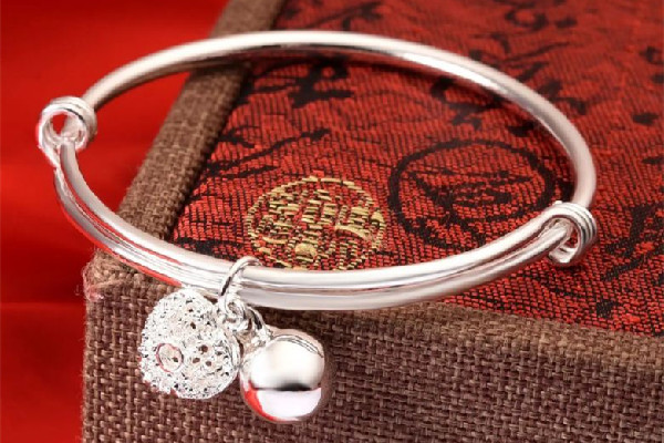 純銀手鏈氧化了怎么辦 純銀手鏈為什么會變黃 純銀手鏈氧化了怎么辦 純銀手鏈為什么會變黃