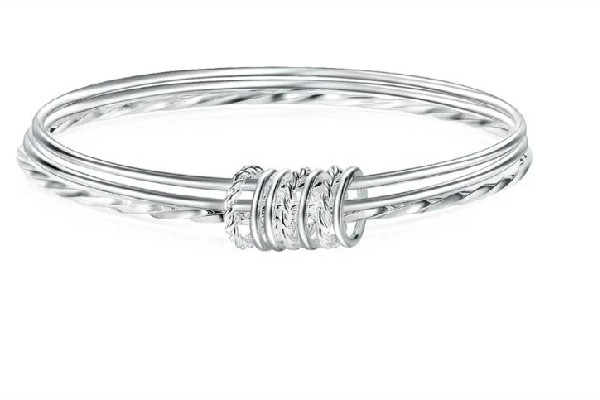 純銀手鏈變黑怎么清洗 純銀手鏈發(fā)黑是因?yàn)槭裁? alt=