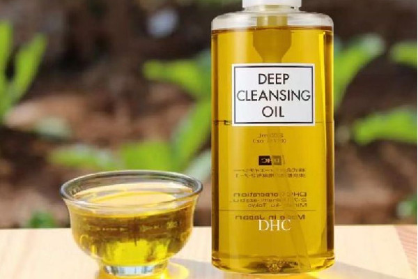 卸妝油卸的干凈嗎 卸妝油會(huì)使肌膚層角質(zhì)層變薄嗎 卸妝油卸的干凈嗎 卸妝油會(huì)使肌膚層角質(zhì)層變薄嗎