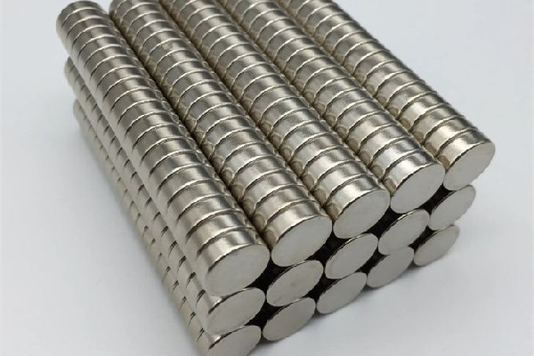 男孩向女生水杯里放吸鐵石 吸鐵石對(duì)人體有害嗎 男孩向女生水杯里放吸鐵石 吸鐵石對(duì)人體有害嗎