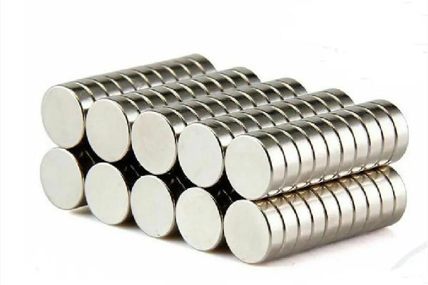 男孩向女生水杯里放吸鐵石 吸鐵石對(duì)人體有害嗎 男孩向女生水杯里放吸鐵石 吸鐵石對(duì)人體有害嗎