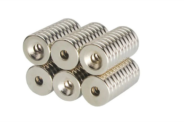 男孩向女生水杯里放吸鐵石 吸鐵石對(duì)人體有害嗎 男孩向女生水杯里放吸鐵石 吸鐵石對(duì)人體有害嗎