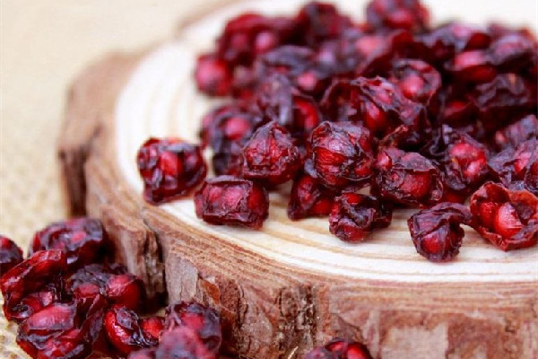 五味子可以和枸杞一起泡水喝嗎 五味子和菟絲子能當茶喝嗎 五味子可以和枸杞一起泡水喝嗎 五味子和菟絲子能當茶喝嗎