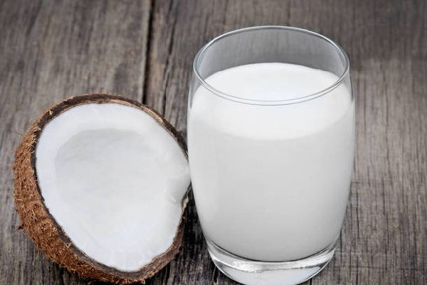 椰奶是椰汁和牛奶混合嗎 椰奶怎么做才好喝 椰奶是椰汁和牛奶混合嗎 椰奶怎么做才好喝