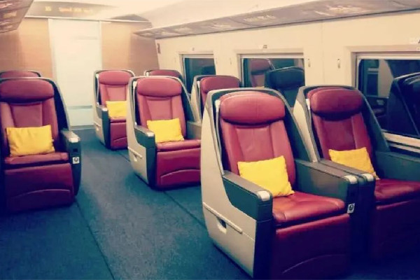 怕孩子哭鬧父母包下商務(wù)車廂 商務(wù)車廂和普通車廂的區(qū)別 怕孩子哭鬧父母包下商務(wù)車廂 商務(wù)車廂和普通車廂的區(qū)別