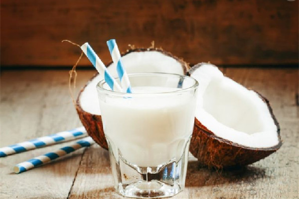 椰奶是椰汁和牛奶混合嗎 椰奶怎么做才好喝 椰奶是椰汁和牛奶混合嗎 椰奶怎么做才好喝