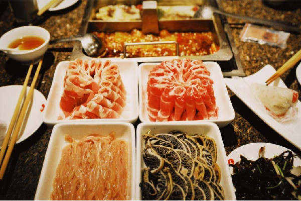 究竟誰在留宿海底撈 海底撈不是大學(xué)生可以打折嗎 究竟誰在留宿海底撈 海底撈不是大學(xué)生可以打折嗎