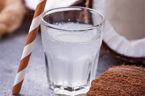 椰子水有什么營養(yǎng) 椰子水可以當(dāng)水喝嗎 椰子水有什么營養(yǎng) 椰子水可以當(dāng)水喝嗎
