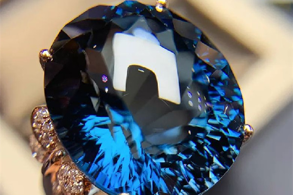 托帕石的寓意和象征 托帕石適合什么屬相戴 托帕石的寓意和象征 托帕石適合什么屬相戴