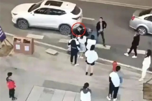 當(dāng)街毆打踹飛女孩男子已被刑拘 毆打他人怎么算情節(jié)輕微 當(dāng)街毆打踹飛女孩男子已被刑拘 毆打他人怎么算情節(jié)輕微