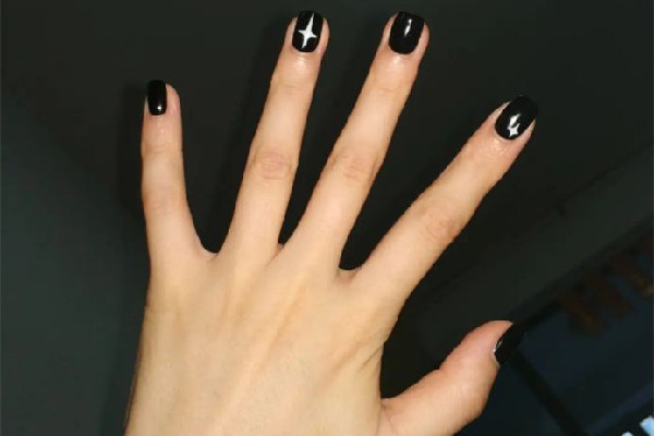 黑色美甲顯白還是顯黑 黑色美甲適合什么膚色的人 黑色美甲顯白還是顯黑 黑色美甲適合什么膚色的人