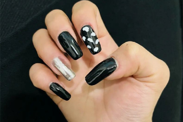 黑色美甲顯白還是顯黑 黑色美甲適合什么膚色的人 黑色美甲顯白還是顯黑 黑色美甲適合什么膚色的人