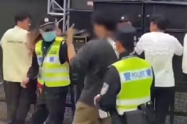 成都草莓音樂節(jié)一男子對警察豎中指 豎中指的含義是什么意思 成都草莓音樂節(jié)一男子對警察豎中指 豎中指的含義是什么意思