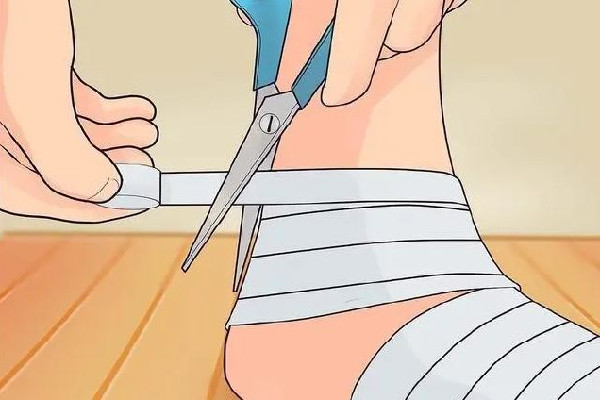 男子被捅后趴在地上淡定玩手機 受傷后怎么止血 男子被捅后趴在地上淡定玩手機 受傷后怎么止血