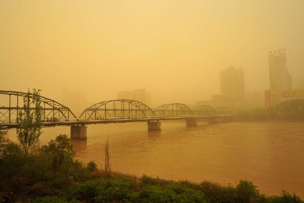 女子忘關(guān)窗回家掃土1小時(shí) 沙塵天氣要關(guān)窗戶嗎 女子忘關(guān)窗回家掃土1小時(shí) 沙塵天氣要關(guān)窗戶嗎